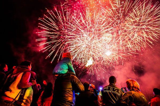 Батарея салютов – запустить самому или вызвать специалиста в Самаре?